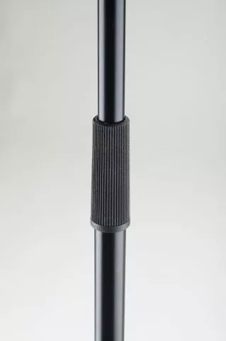 König & Meyer mikrofonállvány – talpas, beépített zajszűrő gumival, fekete KM-26125-300-55